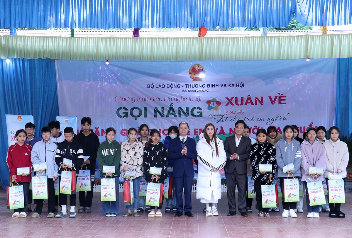 Chương trình “Tết cho trẻ em nghèo” trao tặng 250 triệu đồng cho người cao tuổi và trẻ em vùng cao Hà Giang