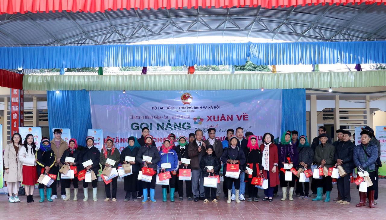 Chương trình “Tết cho trẻ em nghèo” trao tặng 250 triệu đồng cho người cao tuổi và trẻ em vùng cao Hà Giang