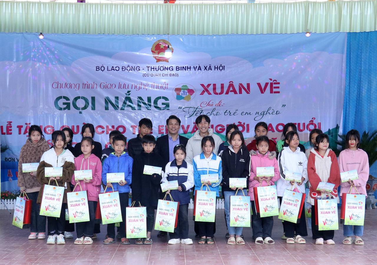 Chương trình “Tết cho trẻ em nghèo” trao tặng 250 triệu đồng cho người cao tuổi và trẻ em vùng cao Hà Giang