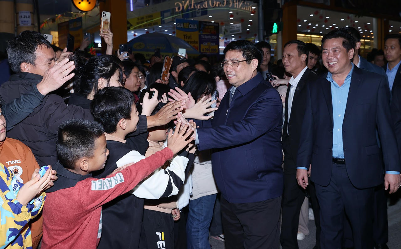 Thủ tướng cùng nhân dân tỉnh biên giới Cao Bằng đón năm mới 2024