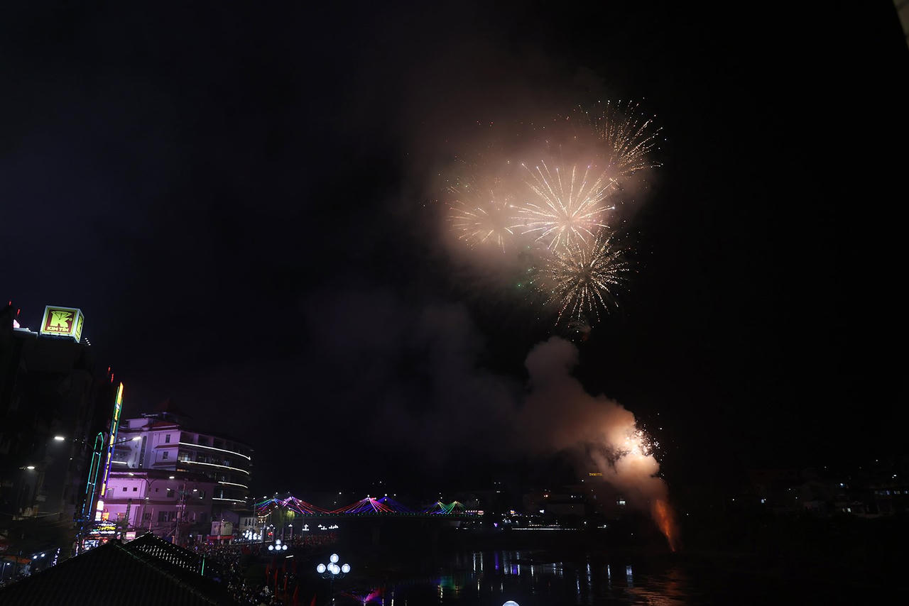 Thủ tướng cùng nhân dân tỉnh biên giới Cao Bằng đón năm mới 2024