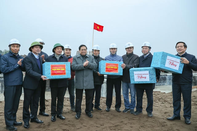 Thủ tướng: 'Vượt nắng thắng mưa', 'xuyên lễ xuyên Tết' để hoàn thành đường dây 500 kV mạch 3 vào tháng 6/2024