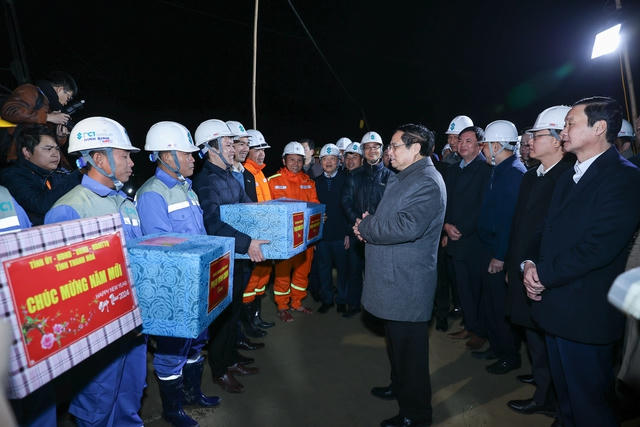 Thủ tướng: 'Vượt nắng thắng mưa', 'xuyên lễ xuyên Tết' để hoàn thành đường dây 500 kV mạch 3 vào tháng 6/2024