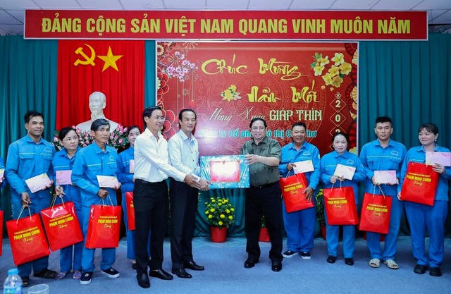 Thủ tướng thăm, tặng quà Tết công nhân, chiến sĩ công an, quân đội