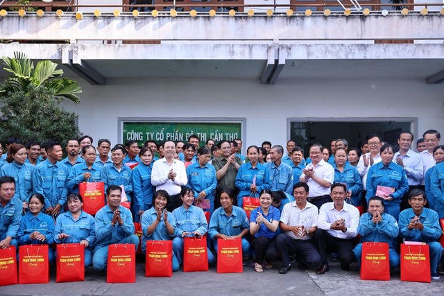 Thủ tướng thăm, tặng quà Tết công nhân, chiến sĩ công an, quân đội