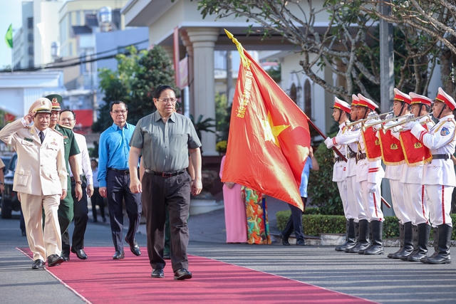 Thủ tướng thăm, tặng quà Tết công nhân, chiến sĩ công an, quân đội