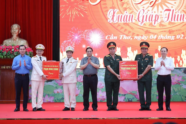 Thủ tướng thăm, tặng quà Tết công nhân, chiến sĩ công an, quân đội