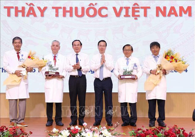 Chủ tịch nước Võ Văn Thưởng thăm, động viên y, bác sĩ Bệnh viện Nhi đồng 1