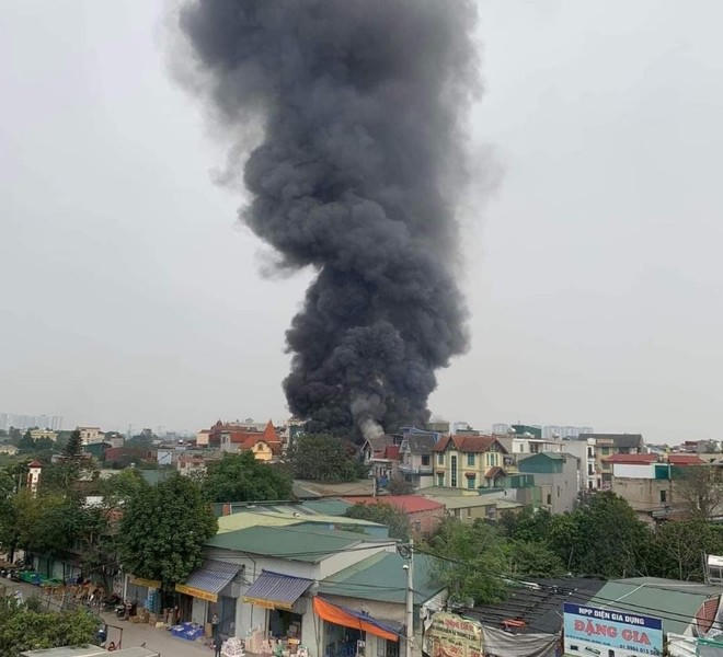 Cháy nhà dân gần chợ Bắc Lãm (Hà Đông)