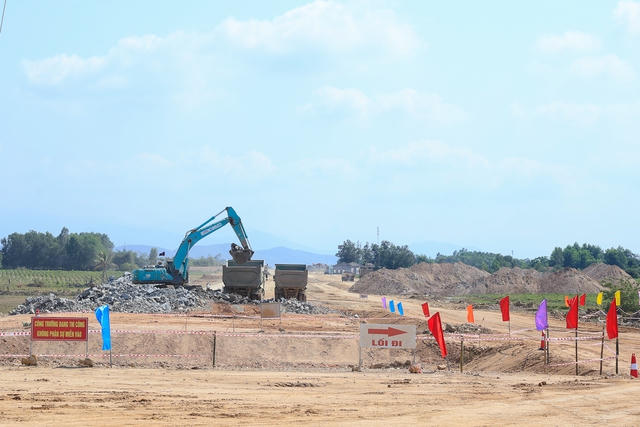 Thủ tướng kiểm tra hiện trường, đốc thúc nhiều dự án cao tốc trọng điểm