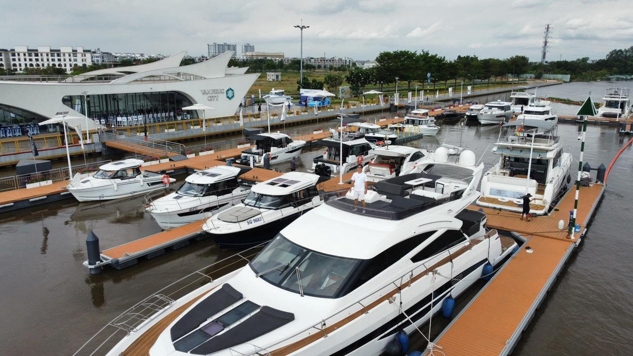 Tưng bừng khai trương bến du thuyền Marina Royal tại bán đảo Van Phuc City