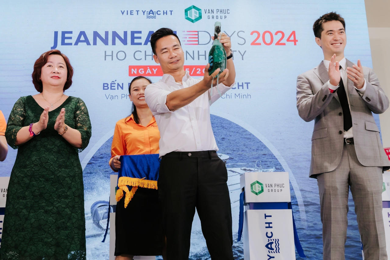 Tưng bừng khai trương bến du thuyền Marina Royal tại bán đảo Van Phuc City