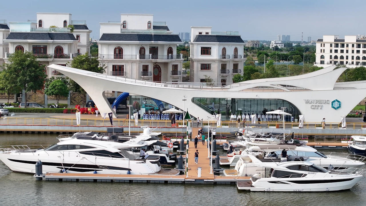 Tưng bừng khai trương bến du thuyền Marina Royal tại bán đảo Van Phuc City