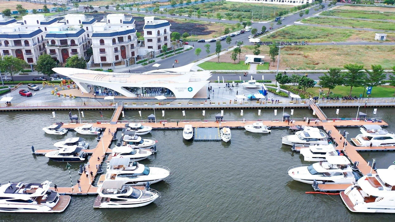 Tưng bừng khai trương bến du thuyền Marina Royal tại bán đảo Van Phuc City
