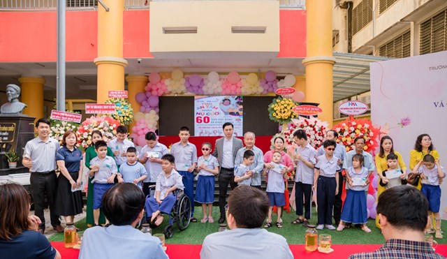 Bảo hiểm Nhân thọ MB Ageas Life trao học bổng cho trẻ em trường THPT Đặc biệt Nguyễn Đình Chiểu