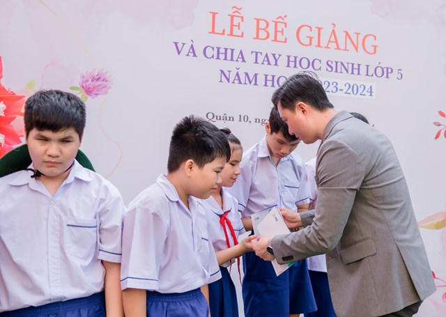 Bảo hiểm Nhân thọ MB Ageas Life trao học bổng cho trẻ em trường THPT Đặc biệt Nguyễn Đình Chiểu