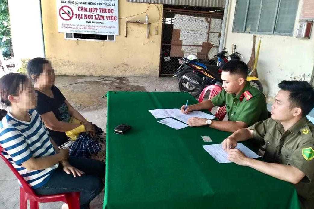 Vĩnh Long: Trao trả 100 triệu đồng do người lạ chuyển nhầm tài khoản