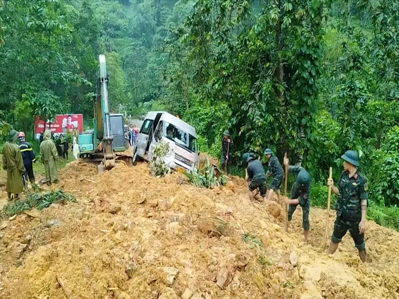 Vụ xe 16 chỗ bị vùi lấp ở Hà Giang: Đã có 11 nạn nhân tử vong