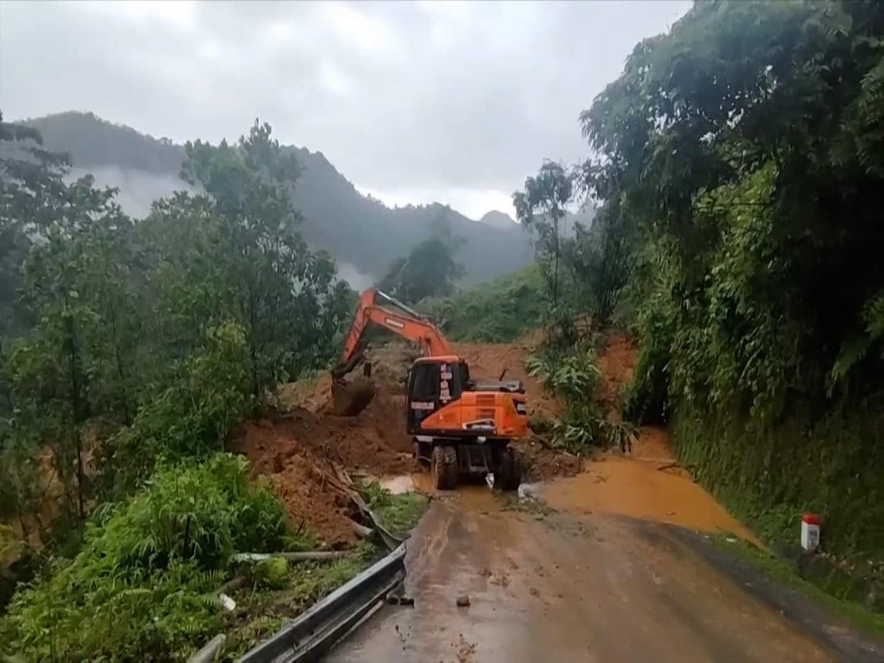 Vụ xe 16 chỗ bị vùi lấp ở Hà Giang: Đã có 11 nạn nhân tử vong