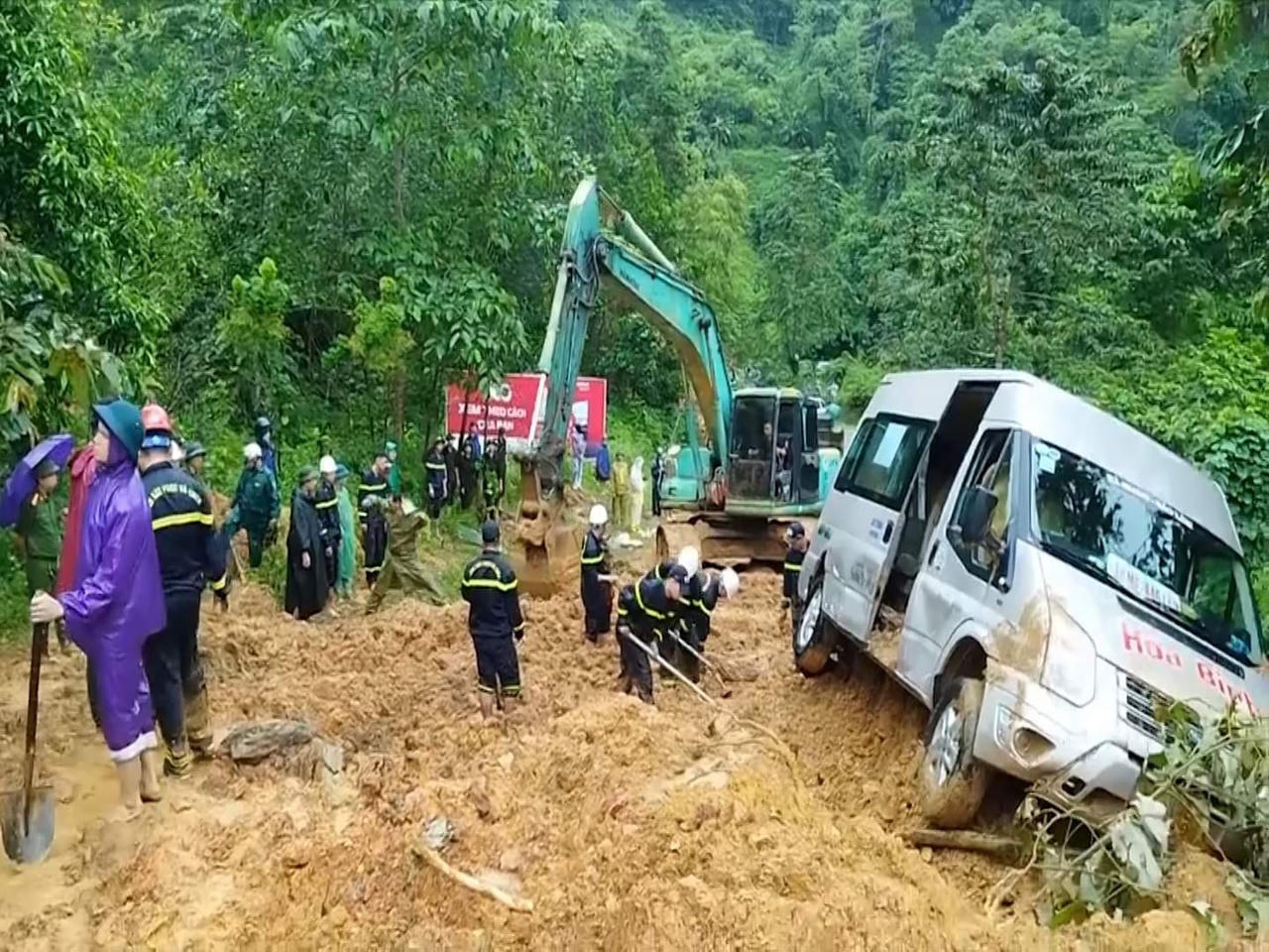 Vụ xe 16 chỗ bị vùi lấp ở Hà Giang: Đã có 11 nạn nhân tử vong