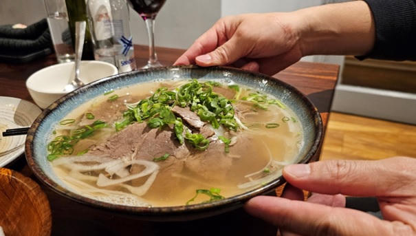 Sang 'trời Tây' thấy Việt Nam vẫn là nơi đáng sống!: Bài 1 - Ở 'trời Tây' dễ 'ngất ngây'… vì đói