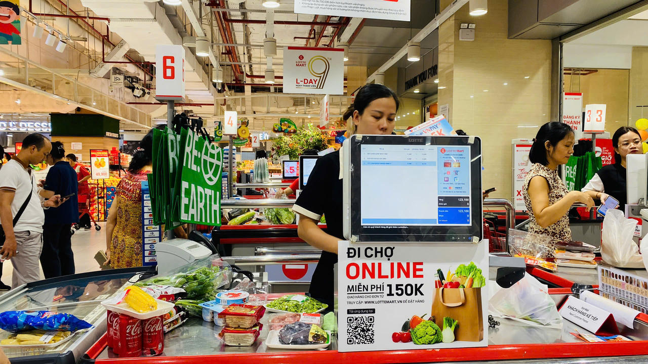 Người dân đổ xô mua thực phẩm tích trữ trước khi bão về