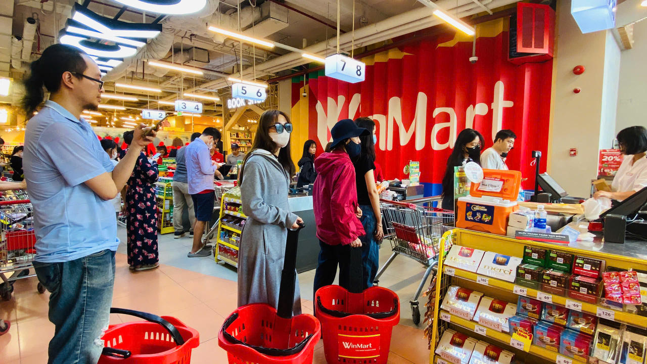 Người dân đổ xô mua thực phẩm tích trữ trước khi bão về