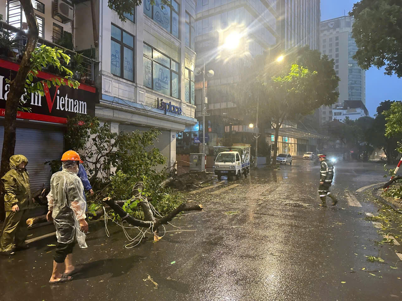 Bão quần thảo đồng bằng Bắc Bộ, 4 người tử vong, 6 người mất tích