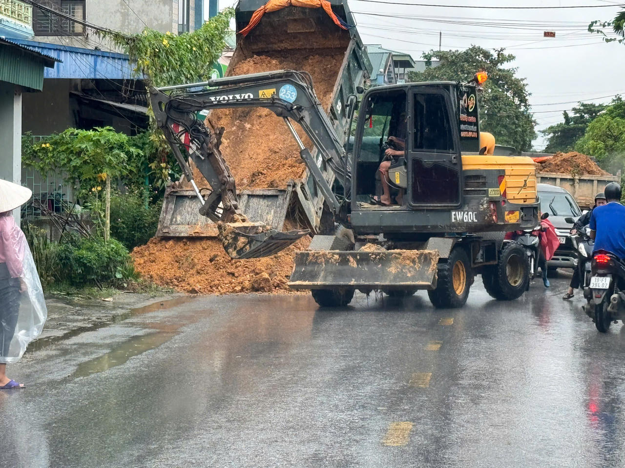 Trực tiếp sự cố sập cầu Phong Châu: Nỗ lực khắc phục hậu quả thiên tai do bão Yagi gây ra