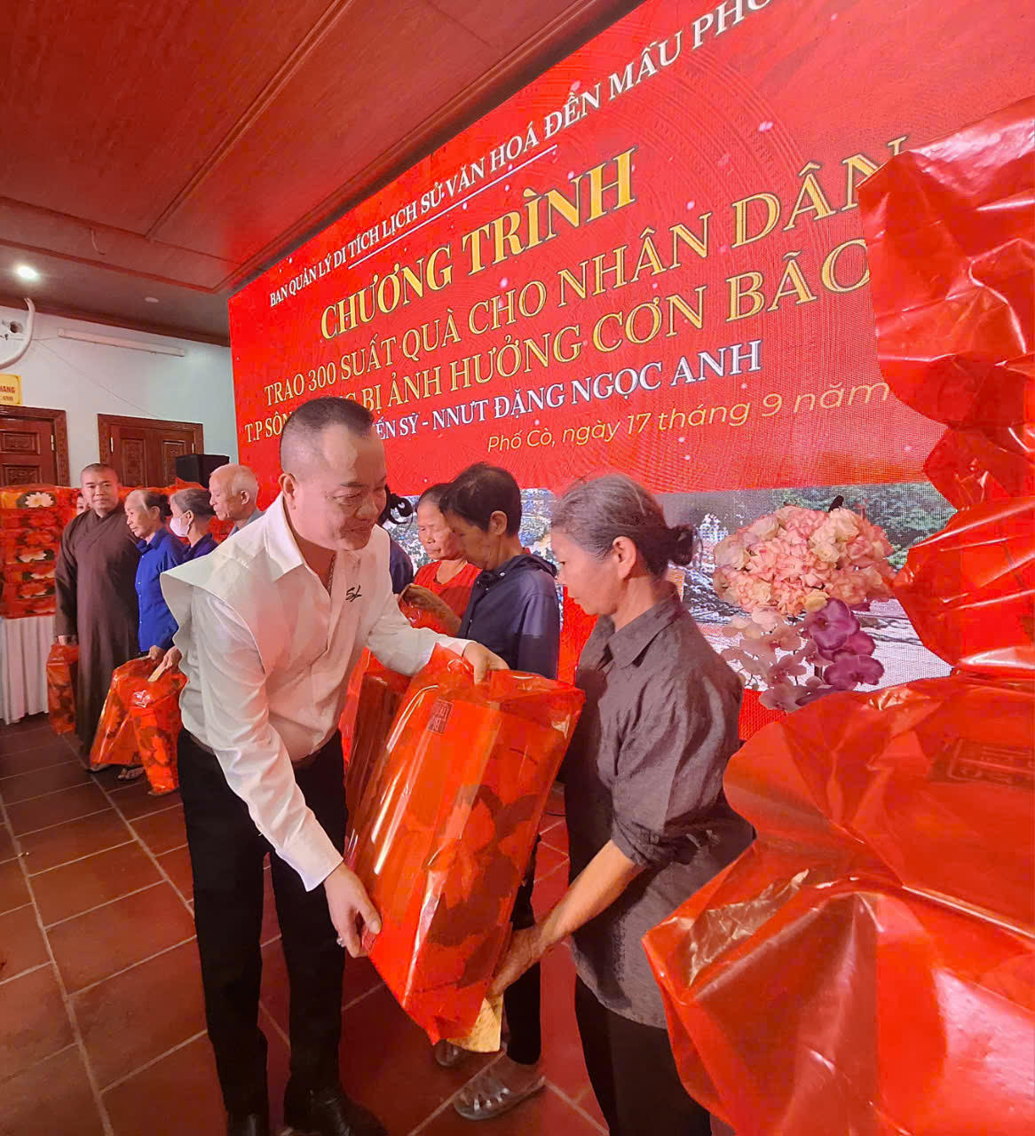 Ban quản lý di tích Đền Mẫu Phố Cò ủng hộ xây nhà tình nghĩa cho 30 hộ nghèo