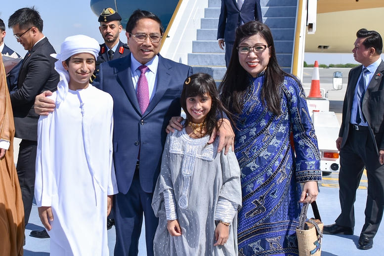 Thủ tướng đến Thủ đô Abu Dhabi, bắt đầu chuyến thăm chính thức UAE