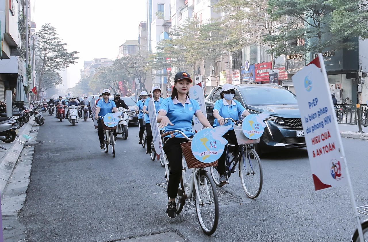 Phụ nữ Thủ đô đạp xe lan toả thông điệp phòng, chống HIV/AIDS