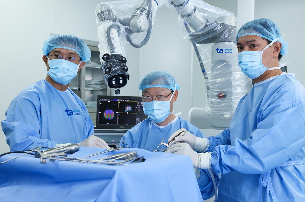 Robot AI của BVĐK Tâm Anh TP HCM phẫu thuật thành công 100 ca u não, đột quỵ