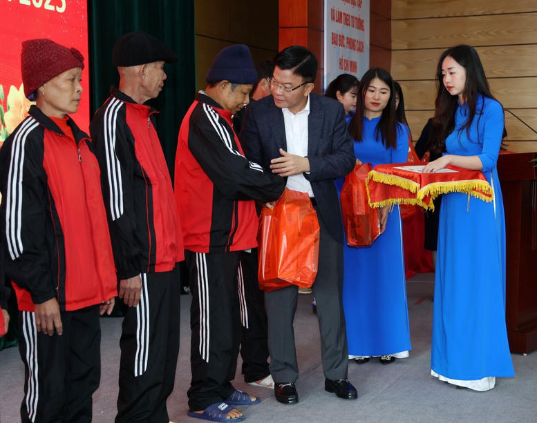 Phó Thủ tướng Lê Thành Long thăm, tặng quà Tết tại tỉnh Lạng Sơn