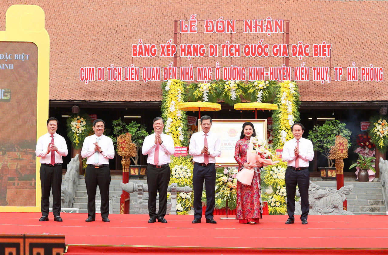 Đón nhận Bằng xếp hạng Di tích quốc gia đặc biệt cụm di tích nhà Mạc