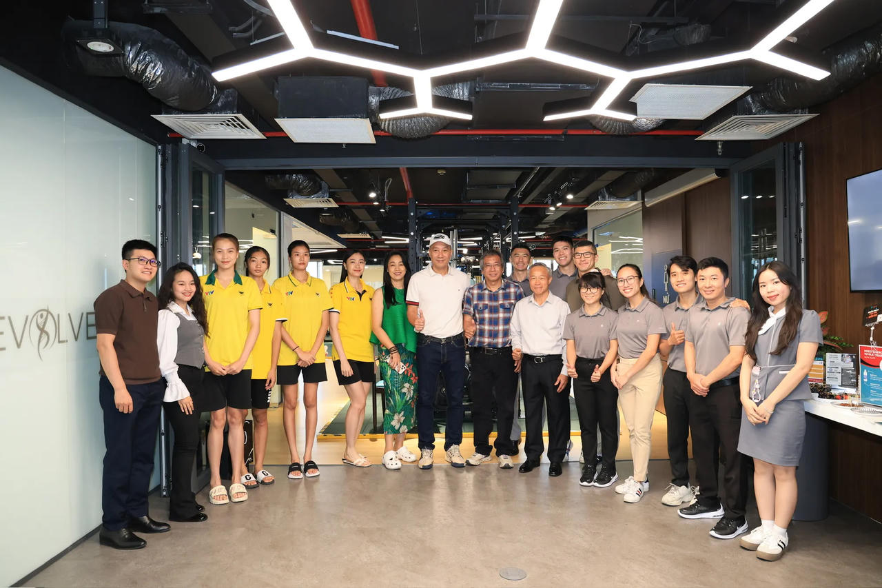 Các ngôi sao thể thao tập hồi phục bằng phương pháp vật lý trị liệu cùng với chuyên gia ngoại tại Evolve