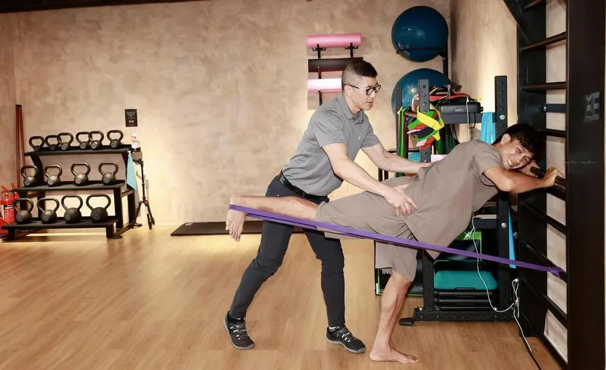 Các ngôi sao thể thao tập hồi phục bằng phương pháp vật lý trị liệu cùng với chuyên gia ngoại tại Evolve