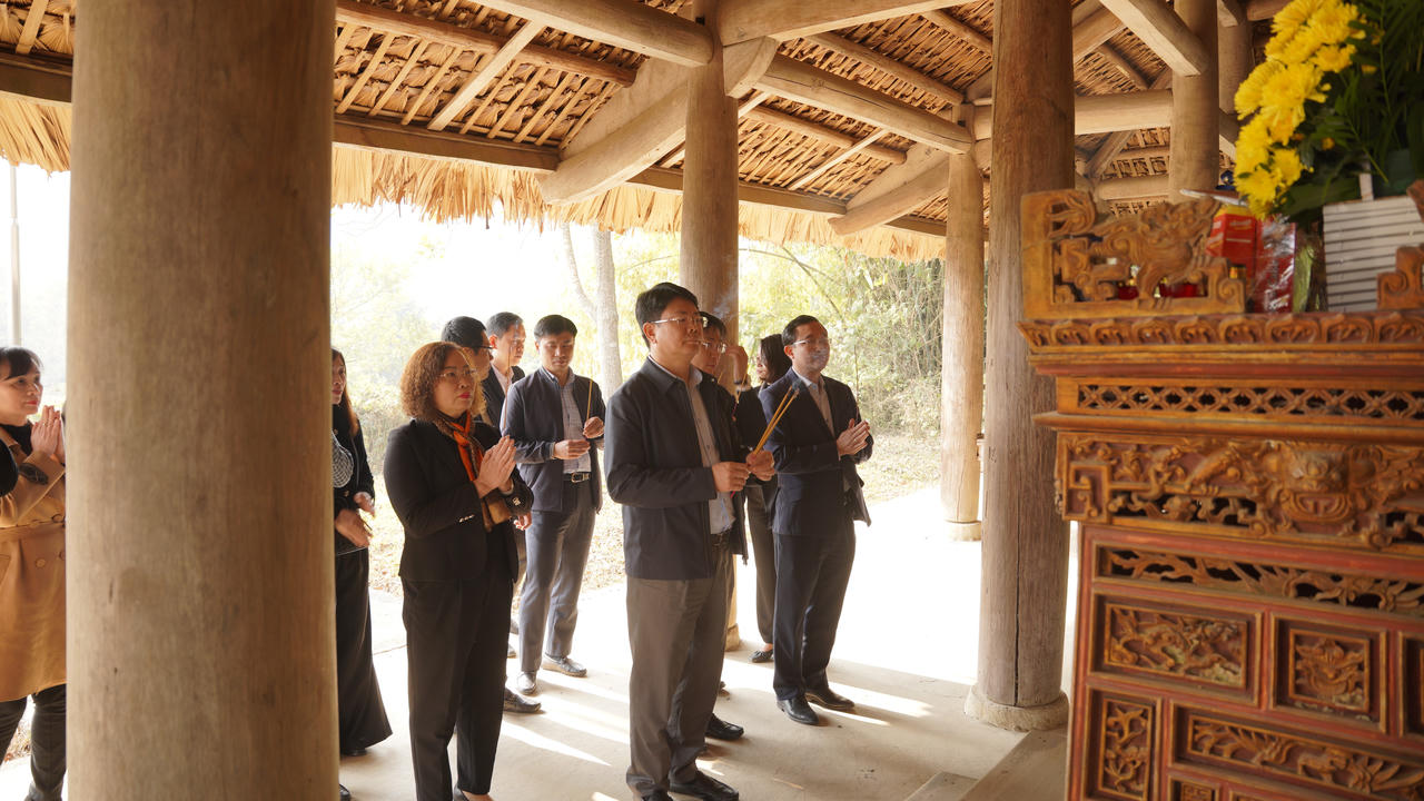 Thứ trưởng Nguyễn Thanh Tịnh cùng đoàn công tác dâng hương tại khu di tích Bộ Tư pháp