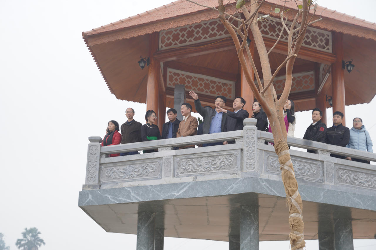 Tổng biên tập Báo Pháp Luật Việt Nam cùng đoàn công tác đem "Xuân yêu thương" tới Làng Nủ 