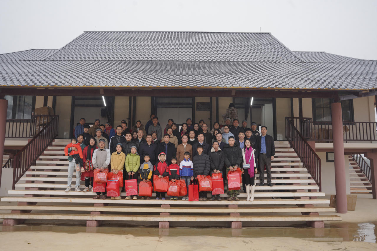 Tổng biên tập Báo Pháp Luật Việt Nam cùng đoàn công tác đem "Xuân yêu thương" tới Làng Nủ 