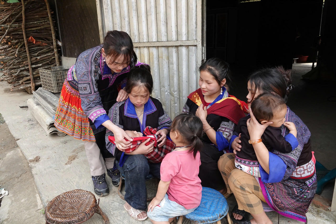 Cô đỡ thôn bản: Cầu nối giúp sản phụ vùng cao “vượt cạn”