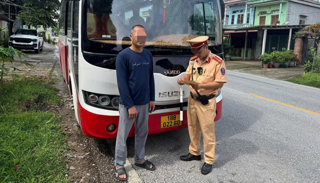 Xử lý tài xế ô tô khách chạy ngược chiều tốc độ cao giữa mưa lớn