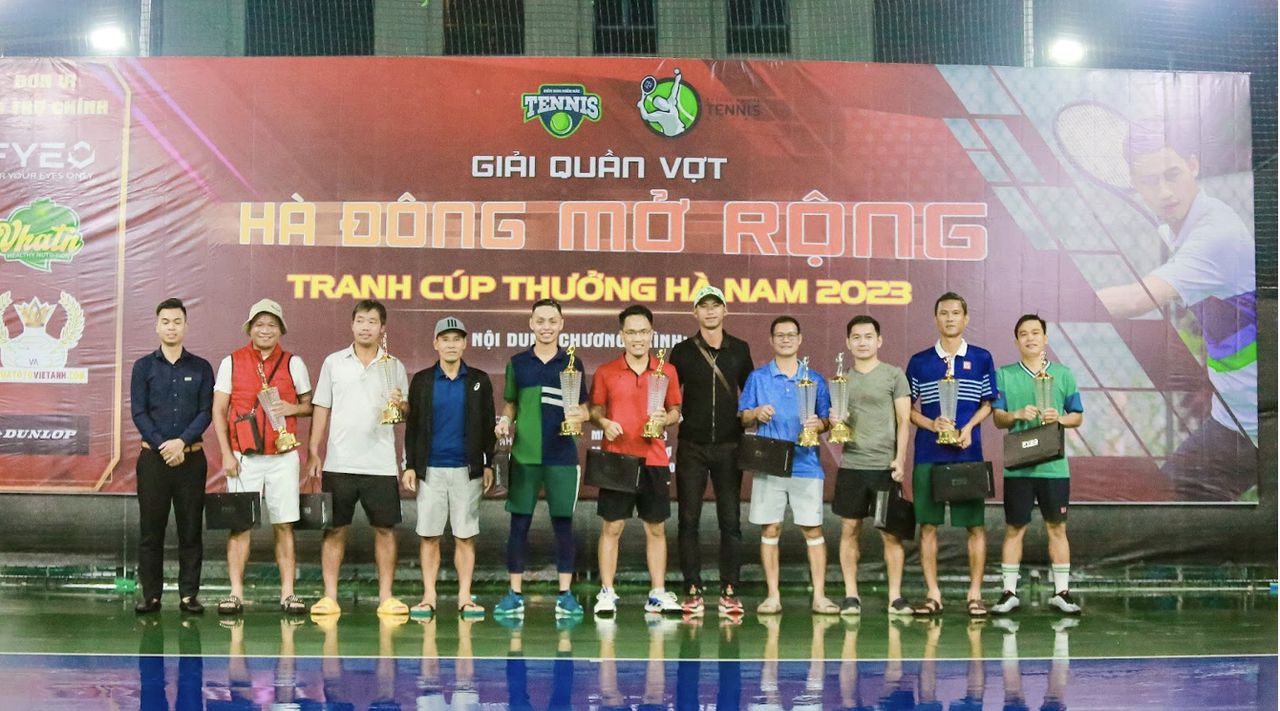 Giải Quần vợt phong trào tại Hà Nội: Hàng trăm vận động viên tham gia tranh tài 