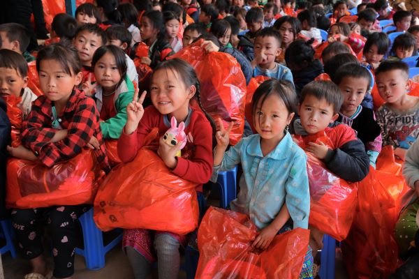 Chương trình thiện nguyện 'Đông ấm 2023 - Hơi ấm yêu thương': Mang yêu thương xua đi giá lạnh trên vùng cao