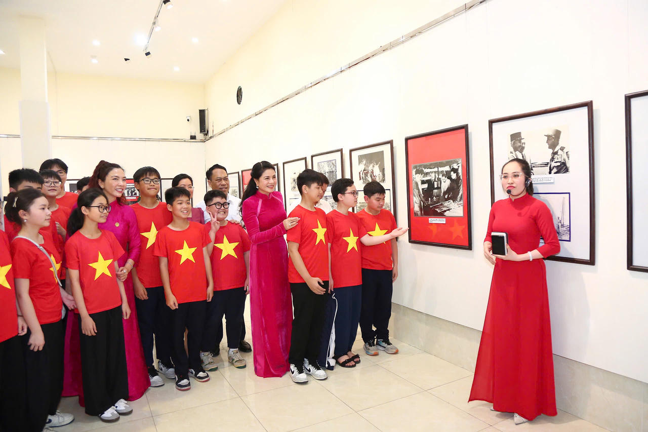 Triển lãm ảnh 'Đất nước trọn niềm vui' tại Hải Phòng