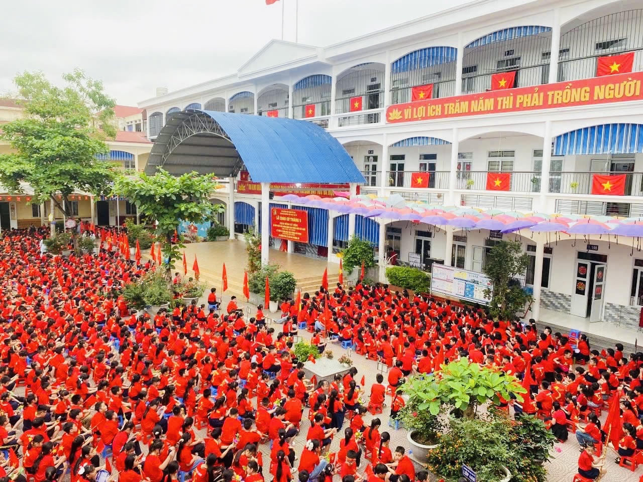 Hải Phòng: Sân trường rực đỏ sắc cờ tổ quốc chào mừng ngày lễ lớn của dân tộc