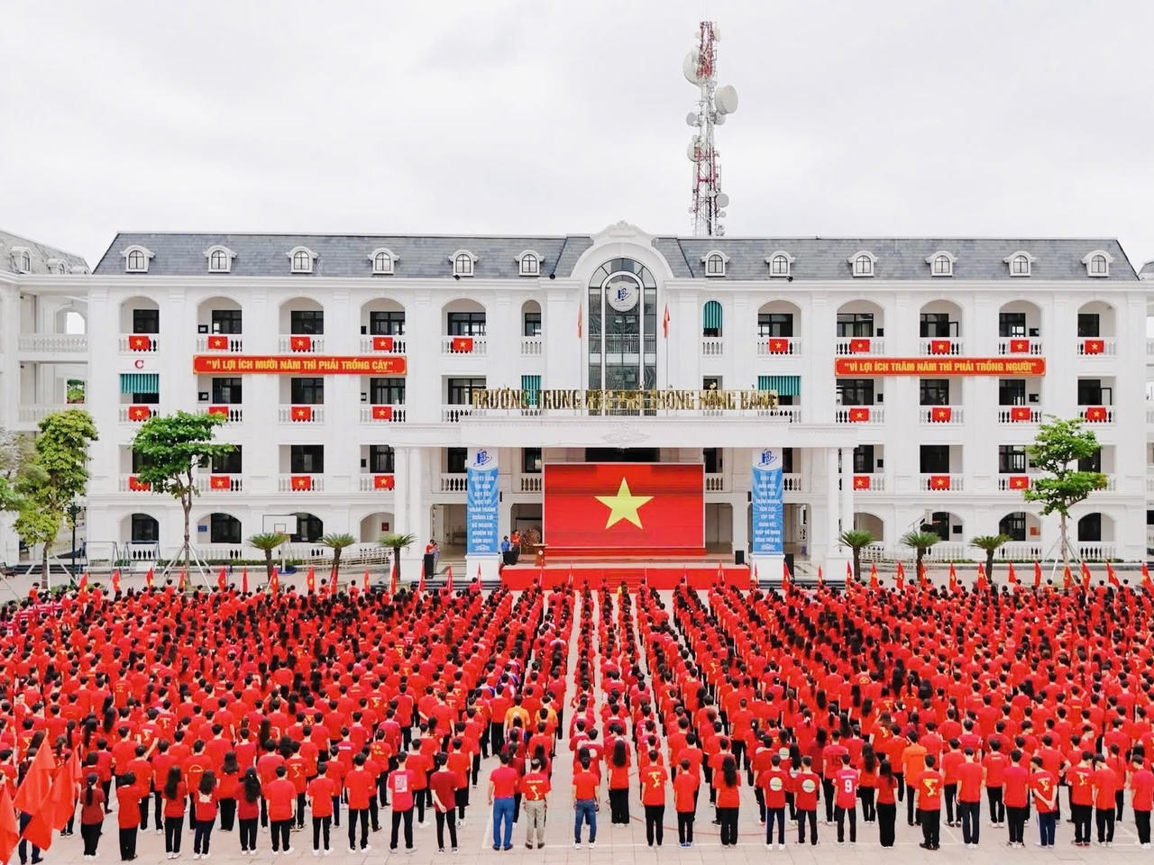 Hải Phòng: Sân trường rực đỏ sắc cờ tổ quốc chào mừng ngày lễ lớn của dân tộc