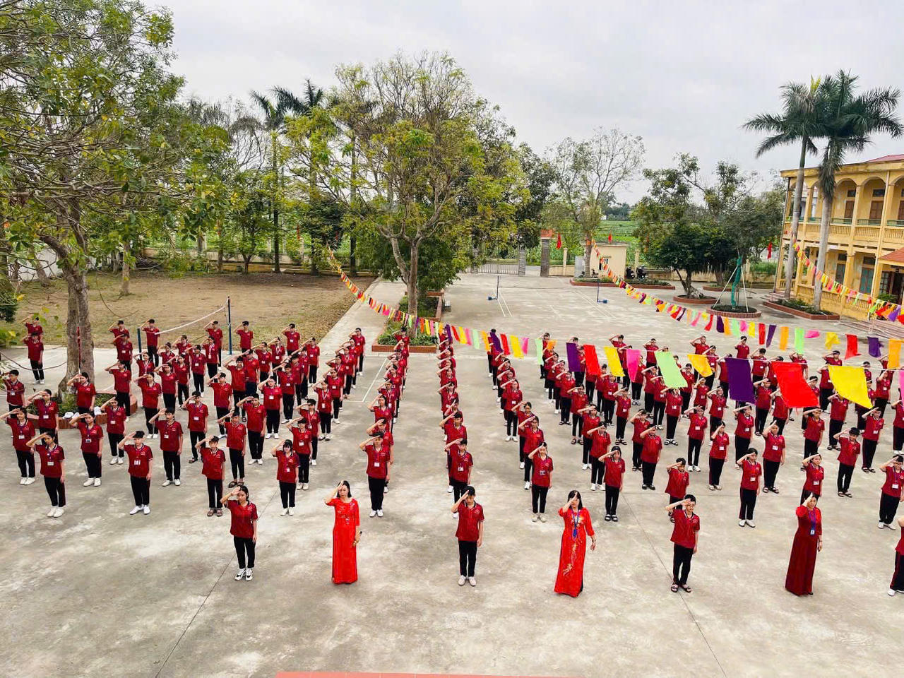 Hải Phòng: Sân trường rực đỏ sắc cờ tổ quốc chào mừng ngày lễ lớn của dân tộc