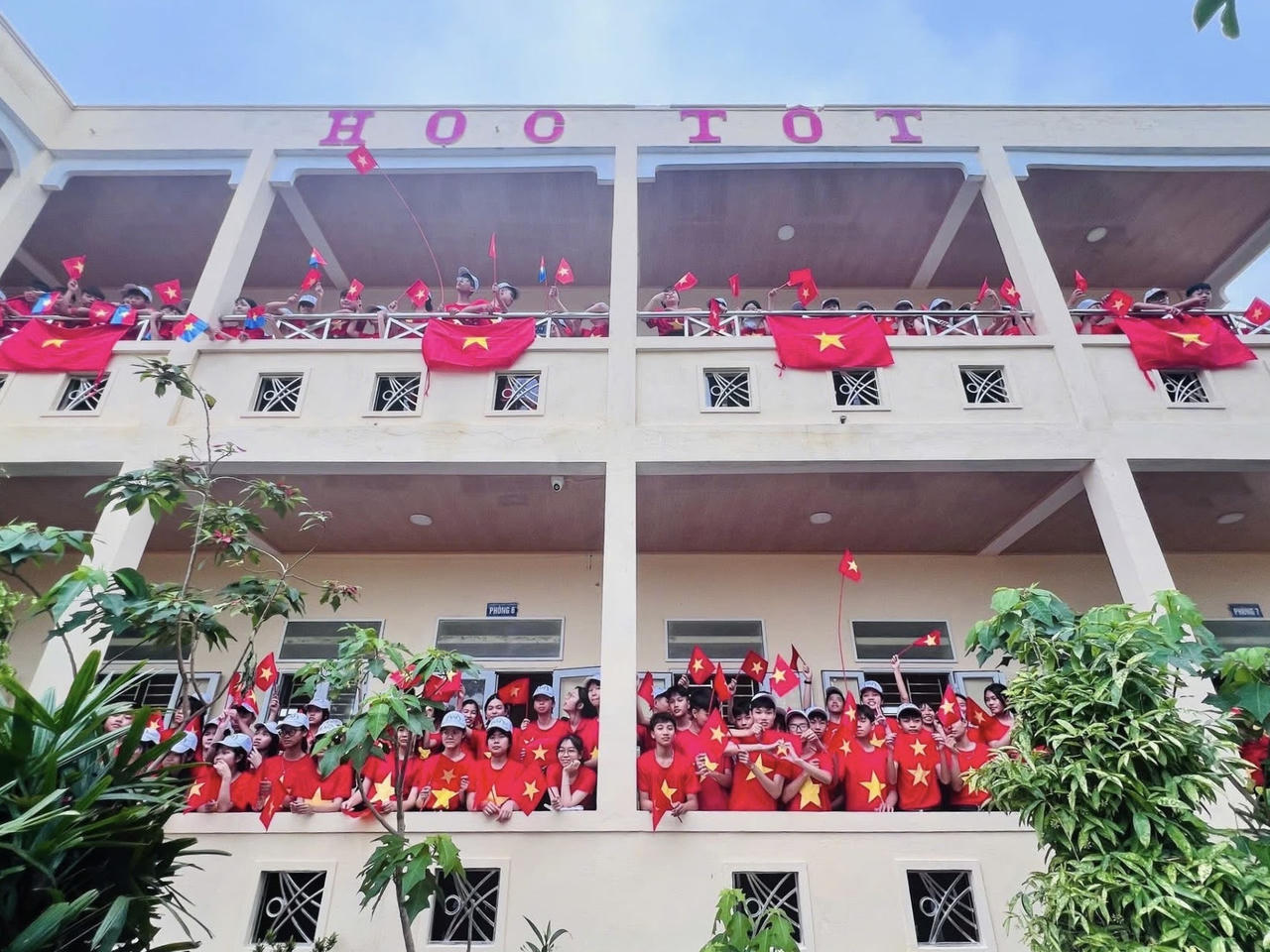 Hải Phòng: Sân trường rực đỏ sắc cờ tổ quốc chào mừng ngày lễ lớn của dân tộc