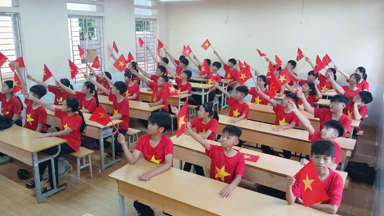 Hải Phòng: Sân trường rực đỏ sắc cờ tổ quốc chào mừng ngày lễ lớn của dân tộc